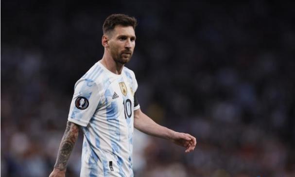 正山堂金骏眉包装用木头与金属讲透高端茶叶包装的 “时间故事”